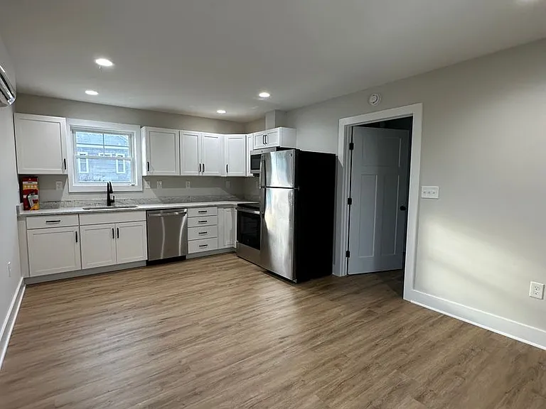 404 Phillips Aly — Photo 3