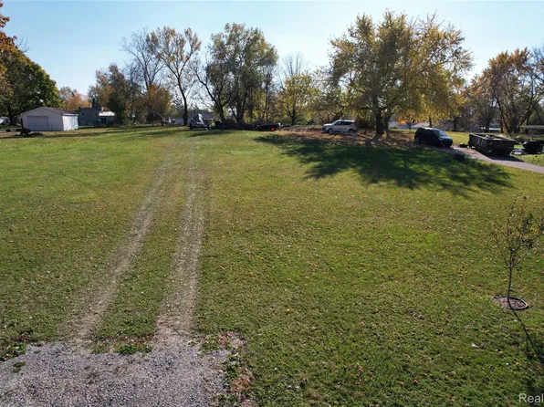 1070 W Grand Blanc Rd, Grand Blanc, MI 48439