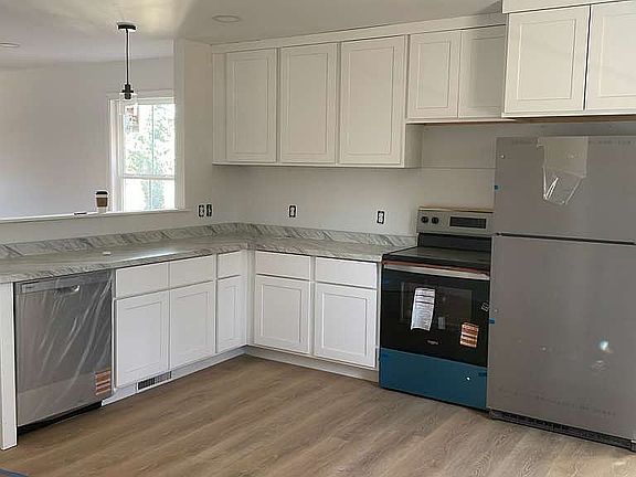 4th image of 2318 Holiday Ln