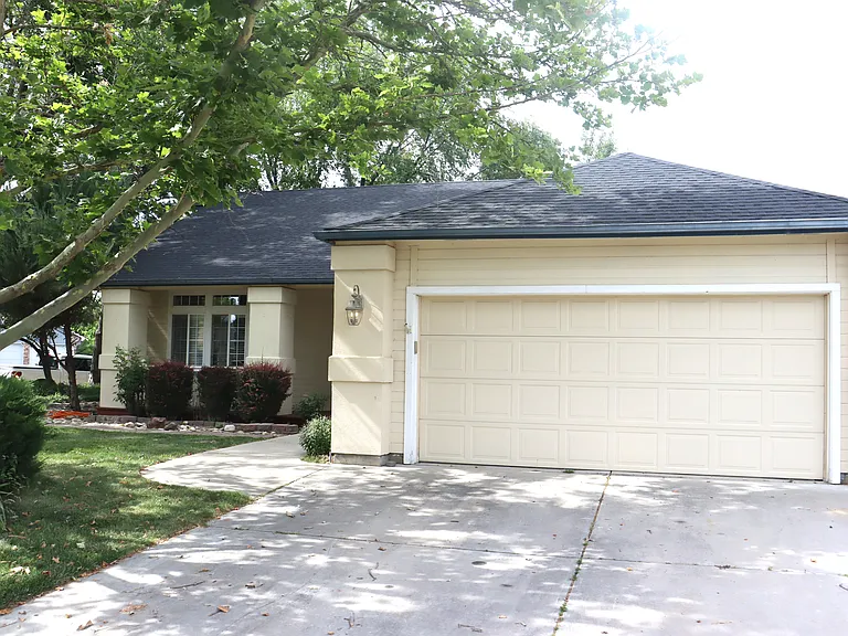 1328 E Hunter Dr — Photo 2
