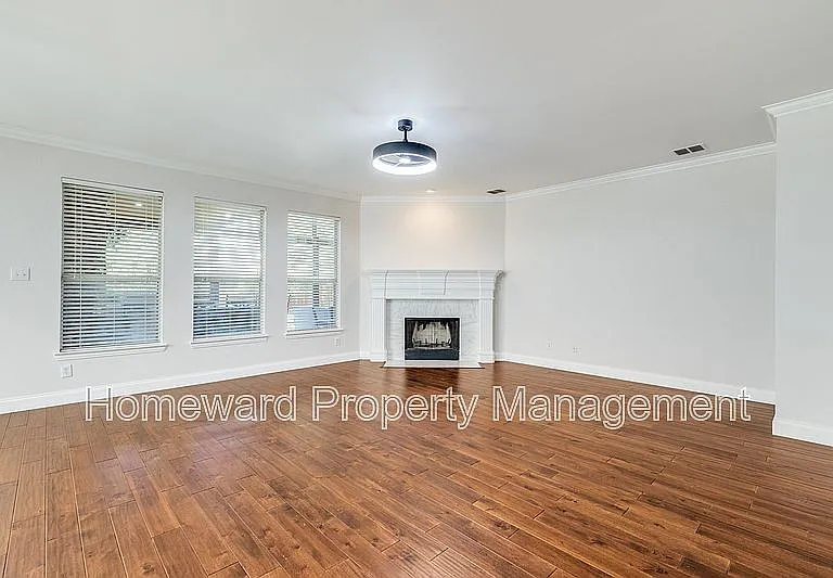 7526 Greenvalley Ln — Photo 6