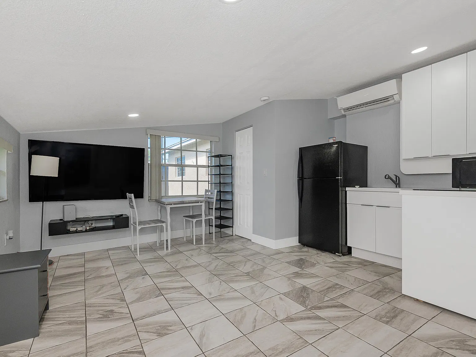 Studio, 1.0 bath, 650 sqft, $1,300 — Photo 4