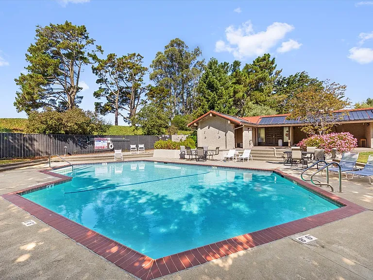 9 Heritage Ct — Photo 42
