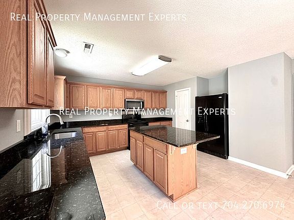 3rd image of 10834 Glenluce Ave