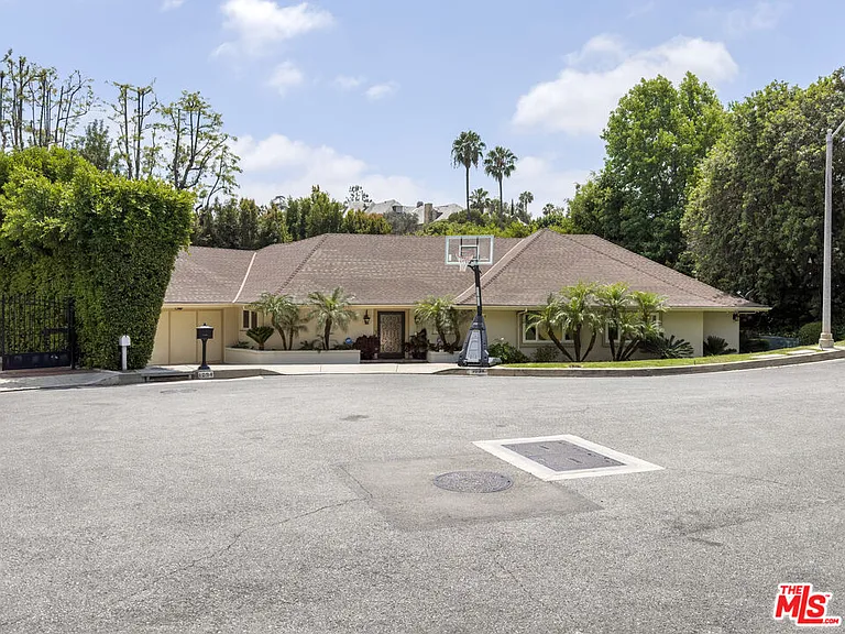 1094 Garden Ln — Photo 2