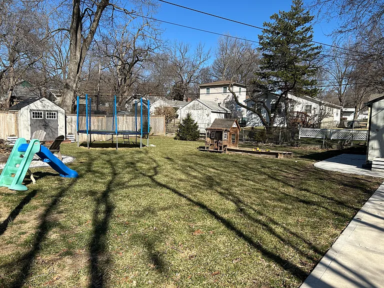 306 E 80th Ter — Photo 7