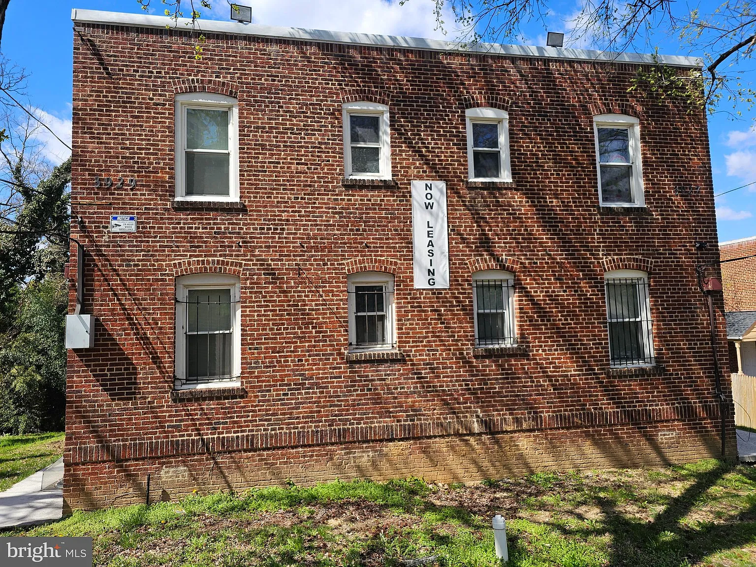 2 bed, 852 sqft, $1,557 — Photo 1