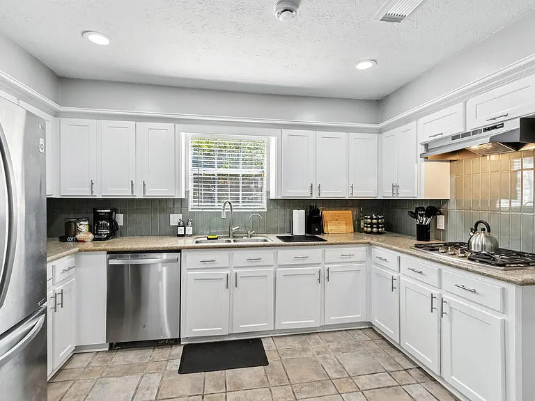 17403 Spicewood Springs Ln — Photo 8