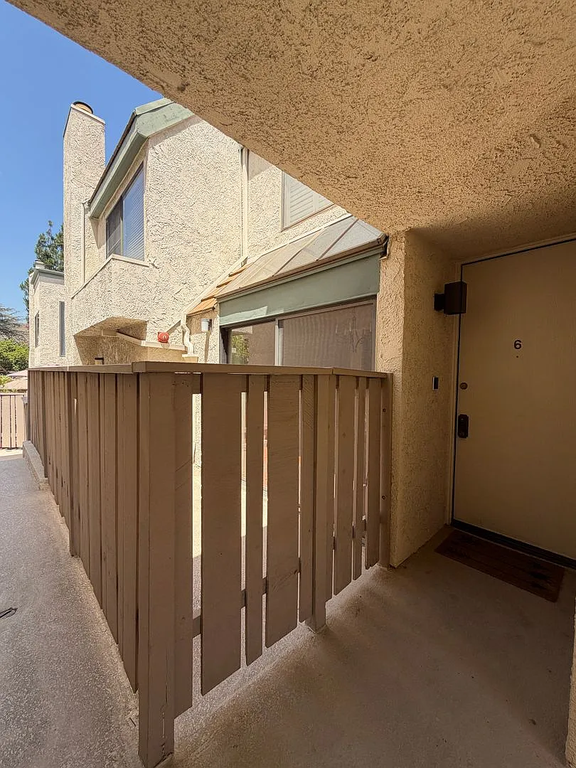 Large Townhome in Glendale, Verdugo Woodlands — Photo 3