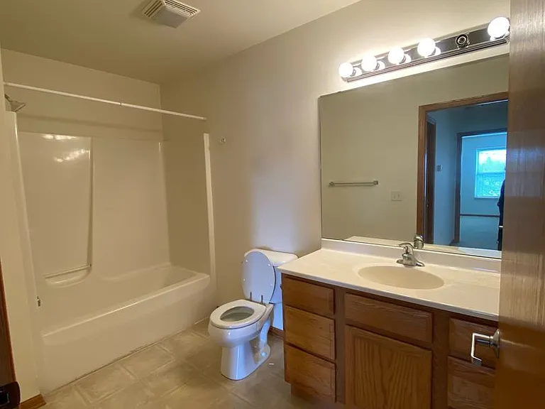 117 E Washington St — Photo 15