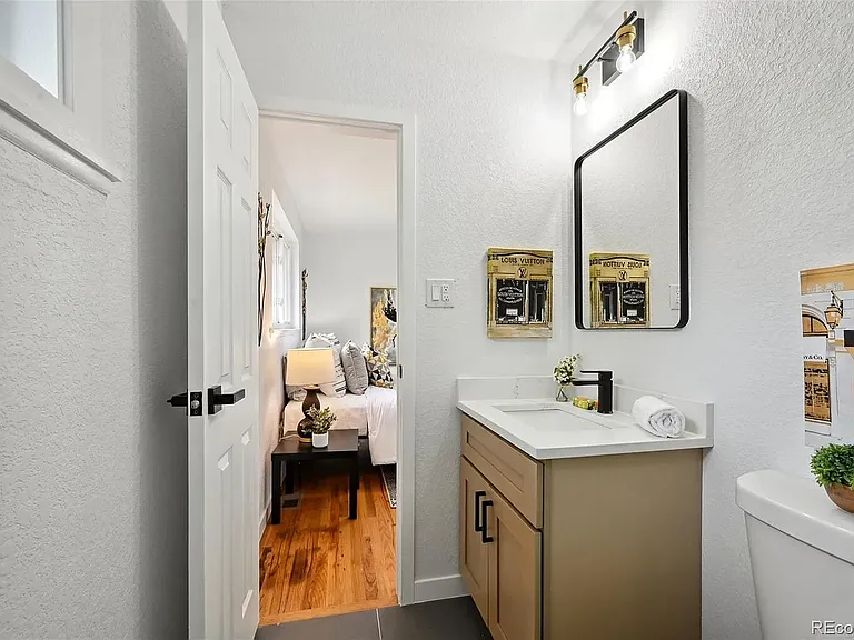 Master-ensuite bathroom