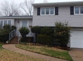 33 Sylvia Ln, Plainview, NY 11803