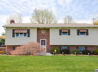12 Hedge Row Ln, Carlisle, PA 17015