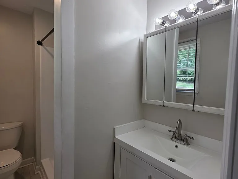 307 Castlewood Dr — Photo 2