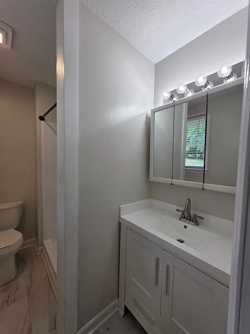 Building Photo - 307 Castlewood Dr