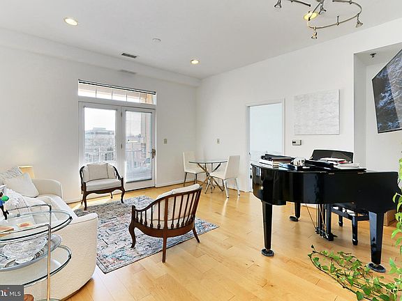 3rd image of 309 Holland Ln Unit 318