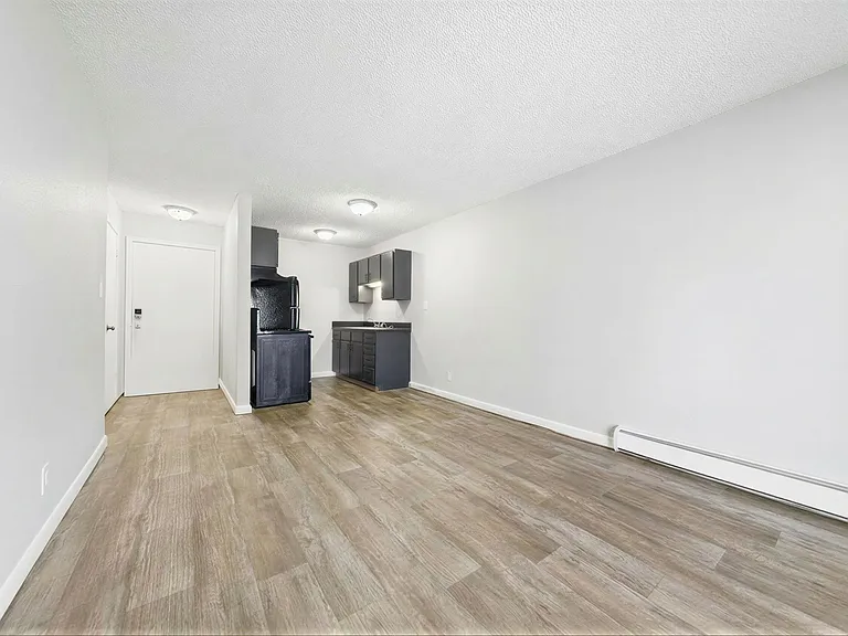 Marmont Apartments — Photo 15