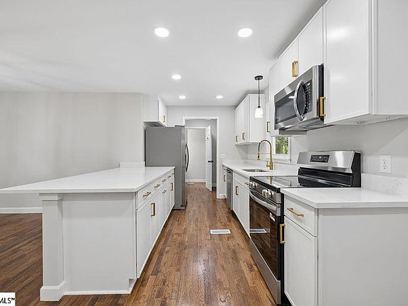 5th image of 113 Lexington Ct
