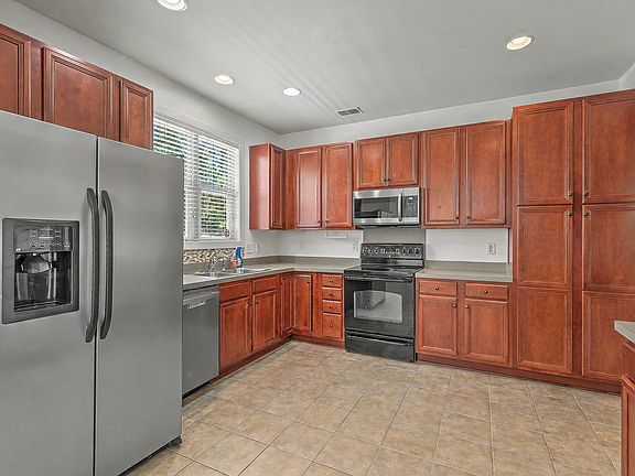 4th image of 104 Pavilion St
