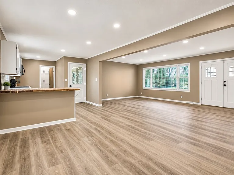 129 Hillwood Dr — Photo 3