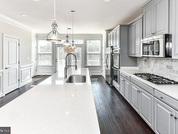 5th image of 3735 Powell Ln