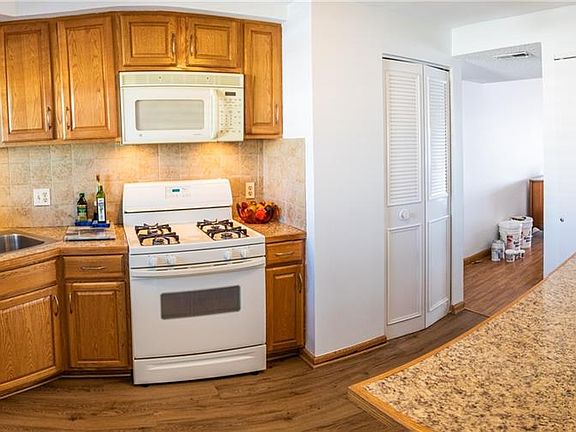3rd image of 6020 Shore Blvd S APT 403