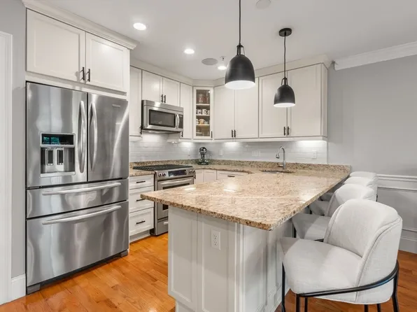 110 Park St APT 5, West Roxbury, MA 02132