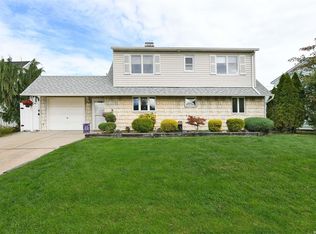89 Woodcock Ln, Levittown, NY 11756