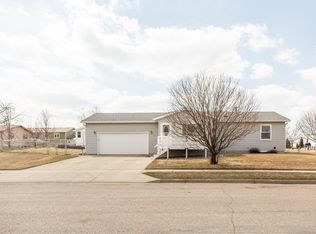 913 Lohstreter Rd, Mandan, ND 58554
