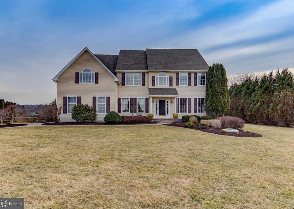 1st image of 20 Letchworth Ln