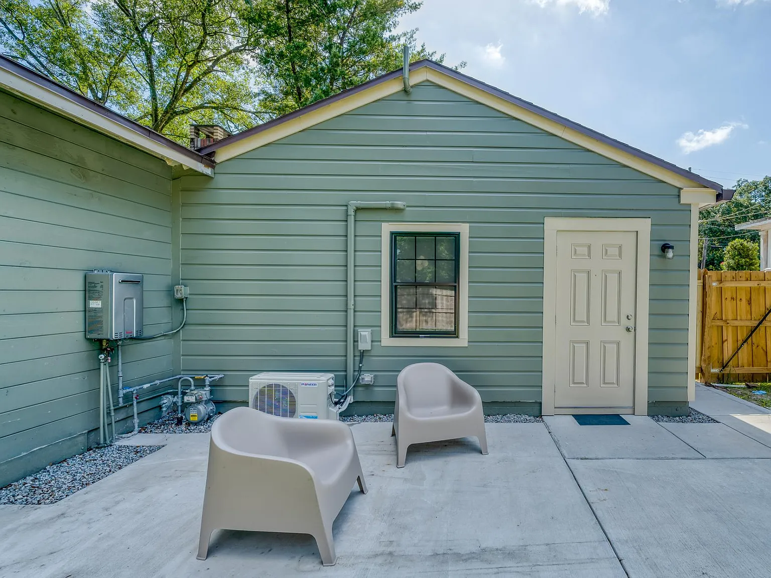 1342 N Ferncreek Ave — Photo 1