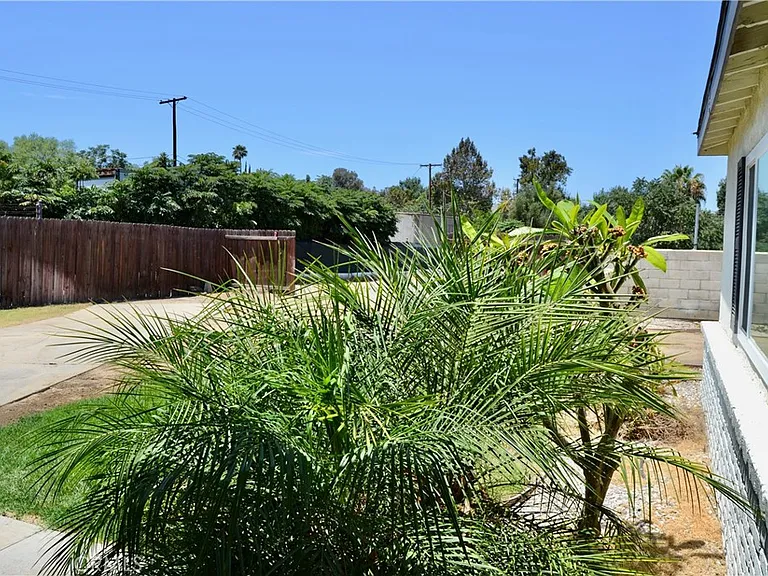 894 N Orange St — Photo 9