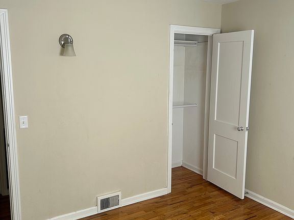 5th image of 221 Dawnlee Ave