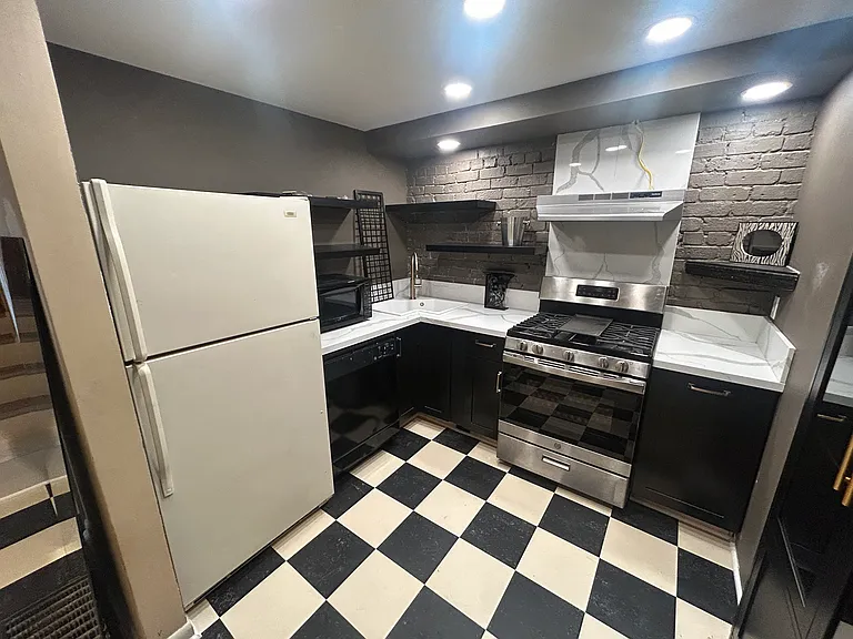 100 W Summit Hill Dr #203 — Photo 3