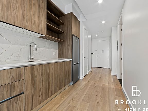 4th image of 50 E 10th St #515