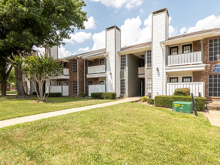 Crossings at Irving Apartments — Photo 9
