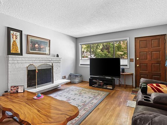 Living Room/Entrance>