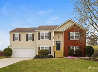 422 Crested View Dr, Loganville, GA 30052