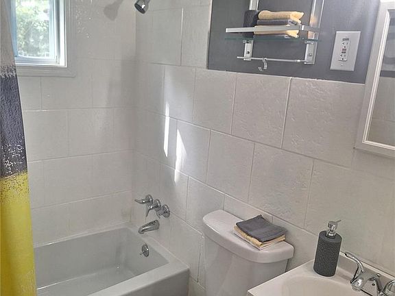 4th image of 10049 Earl Dr