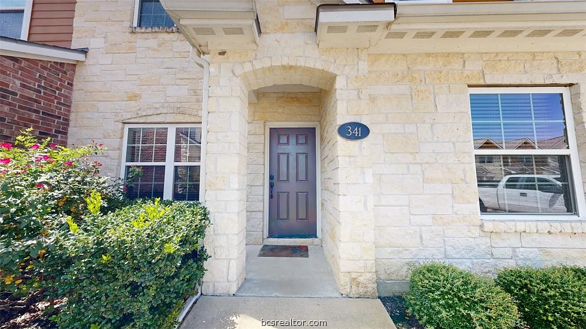 4 bed, 4.5 bath, 1581 sqft, $1,700 — Photo 2