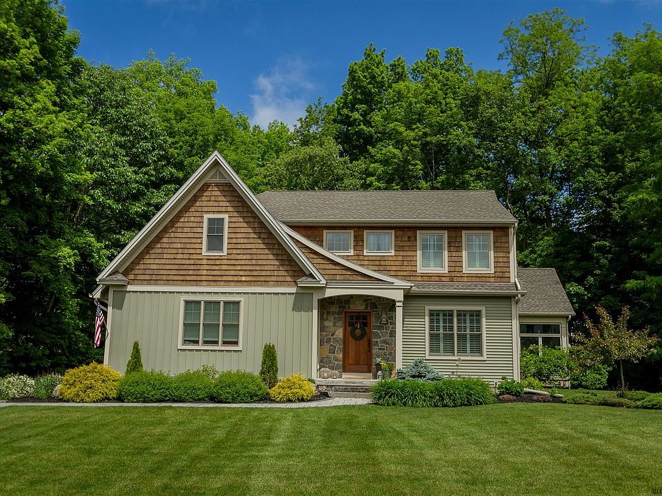 1st image of 4 Lower Meadow Ln