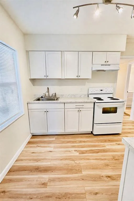 3 bed, 1.0 bath, 1200 sqft, $2,300 — Photo 4