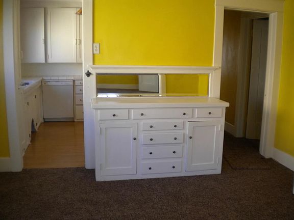 Dinning room into the kitchen
