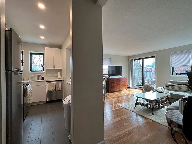 95 Sutherland Rd #2D — Photo 15