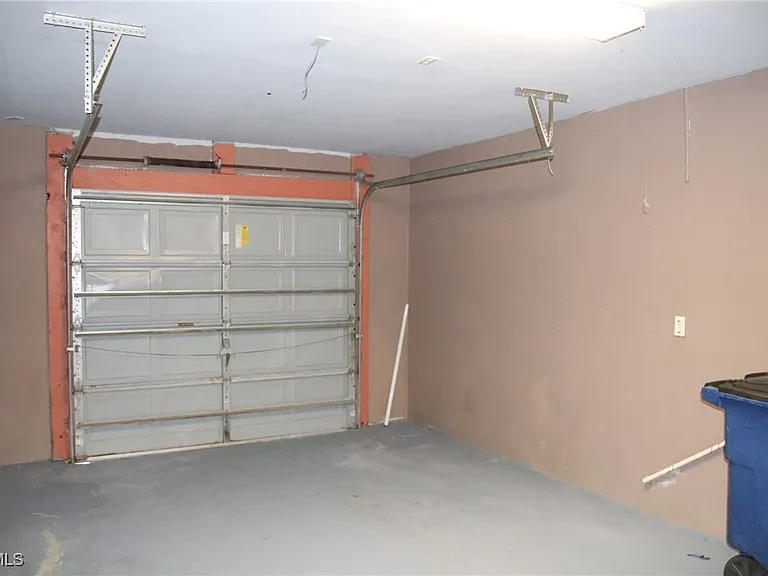320 Harry Ave S — Photo 29