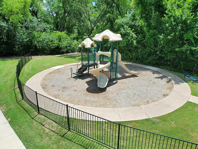 2328 Hunters Run Dr — Photo 35