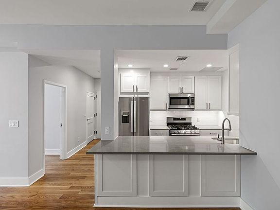 3rd image of 25 Lexington Ave #101