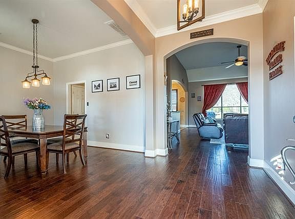 3rd image of 2842 Oakwood Dr