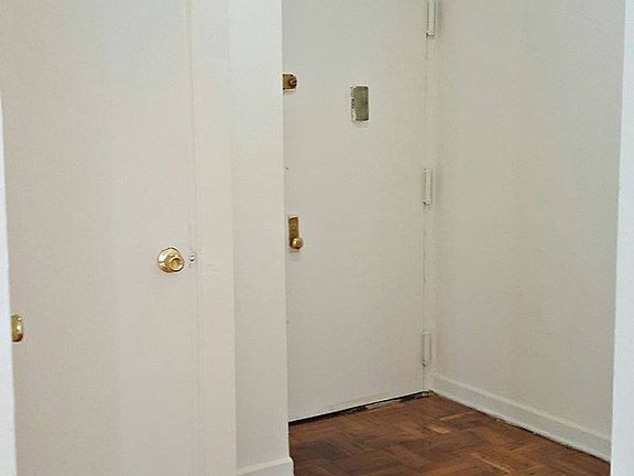 5th image of 25 Tennis Ct APT 4G