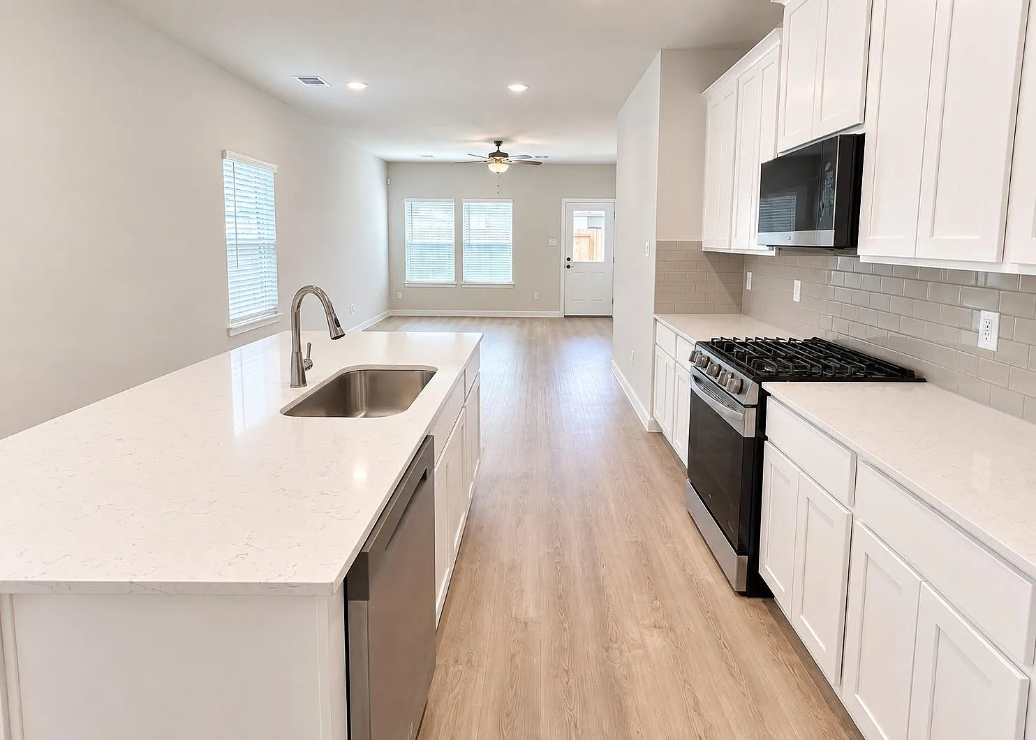 3 bed, 2.0 bath, 1388 sqft, $2,195 — Photo 4